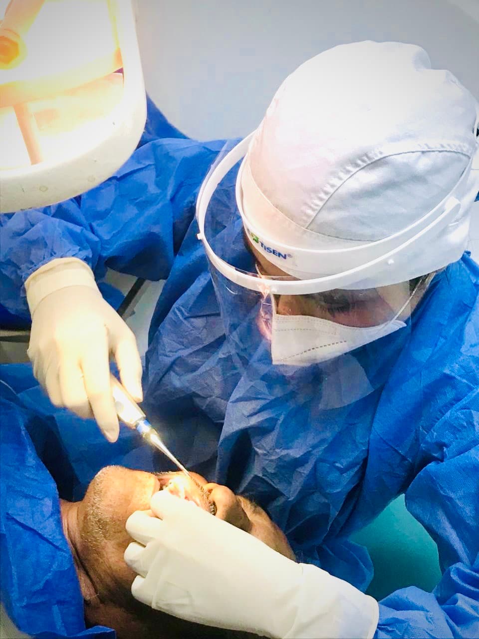 Dra. Sharon Leiva en el consultorio odontológico